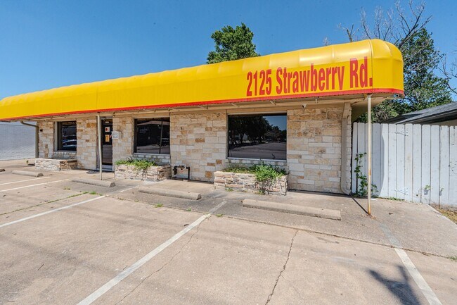 Foto del edificio - 2125 Strawberry Rd