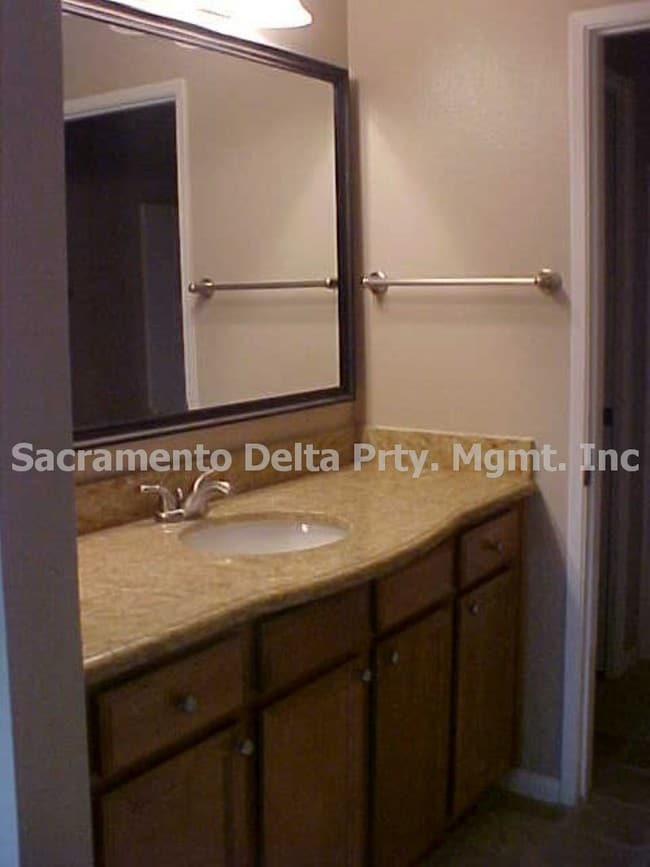 Building Photo - 549 Woodside Oaks