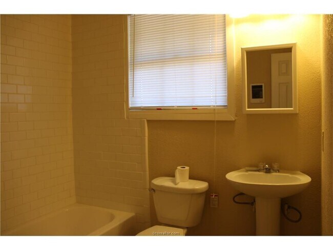 Building Photo - 1417 Oakwood St