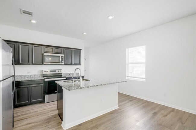 Foto del edificio - 329 Flower Smith Ln