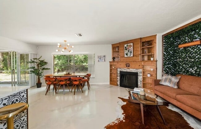 Building Photo - 2431 N Westwood Dr
