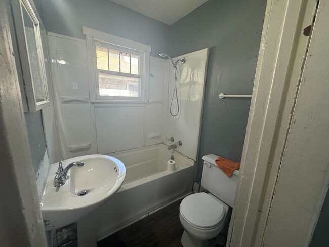 Building Photo - 2-Bedroom Gem on Barrie Avenue – Perfectly...