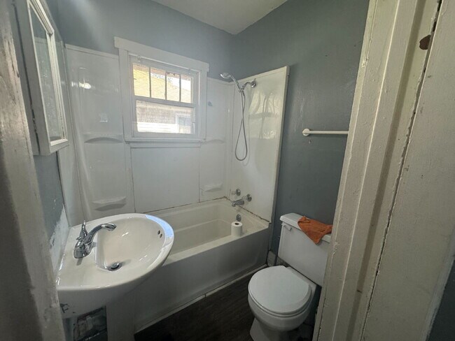 Foto del edificio - 2-Bedroom Gem on Barrie Avenue – Perfectly...