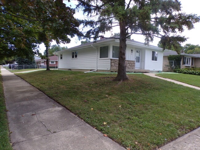 Building Photo - 417 Public Service Rd