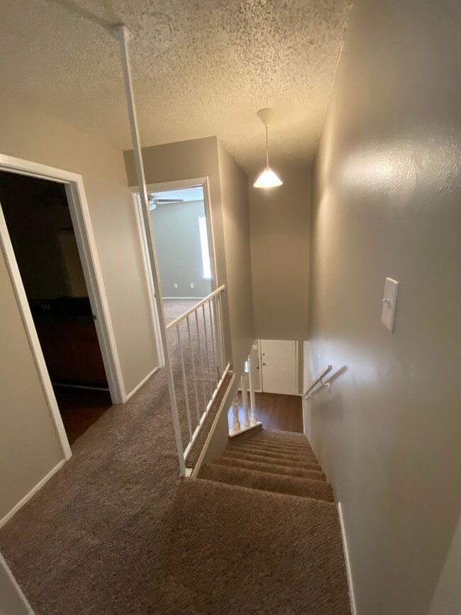 Building Photo - 2 bedroom 1.5 bath townhome