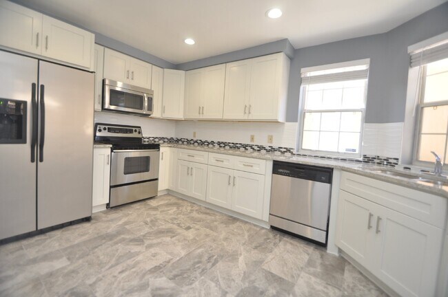 Building Photo - 10 Marina Point Pl