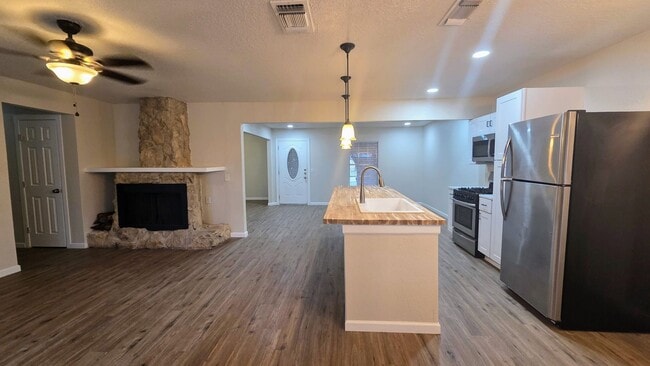 Building Photo - Newly Renovated NE San Antonio 3 bedroom home in established neighborhood-You do not want to miss...