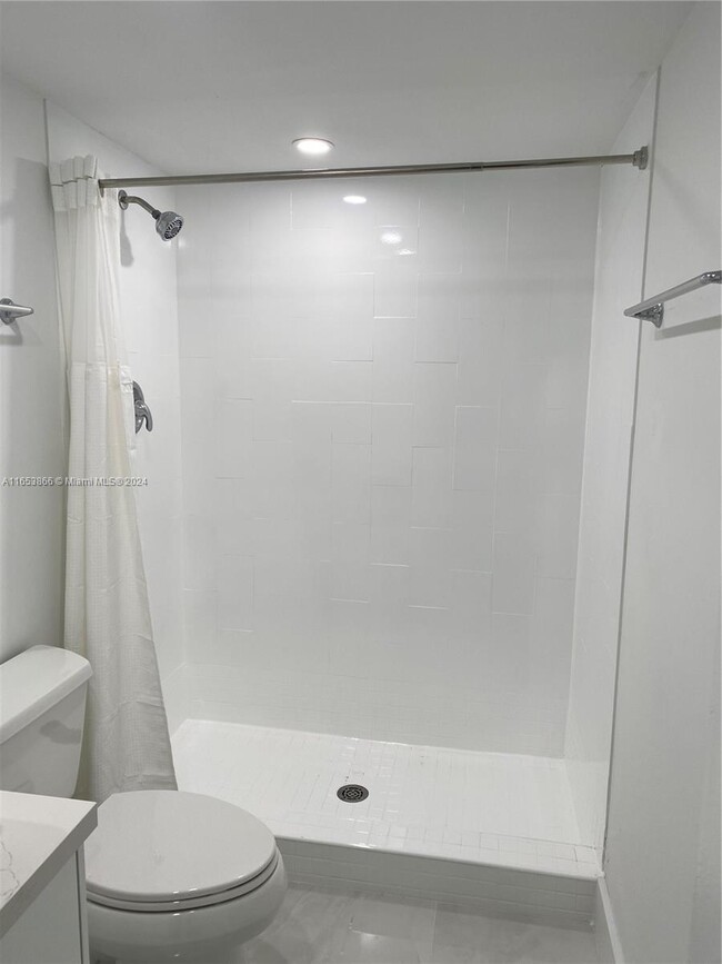 Building Photo - 1420 Brickell Bay Dr