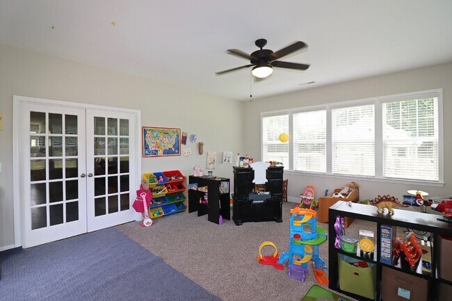 Foto del edificio - "Spacious 4-Bedroom Gem with 3.5 Baths and...
