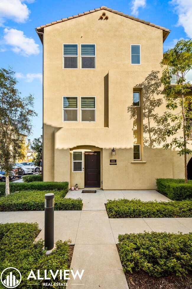 Foto del edificio - Bright & Upgraded 2 bedroom Anaheim Townhome in Prime Location!