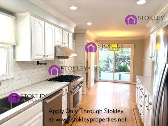 Building Photo - 231 Ivy Dr