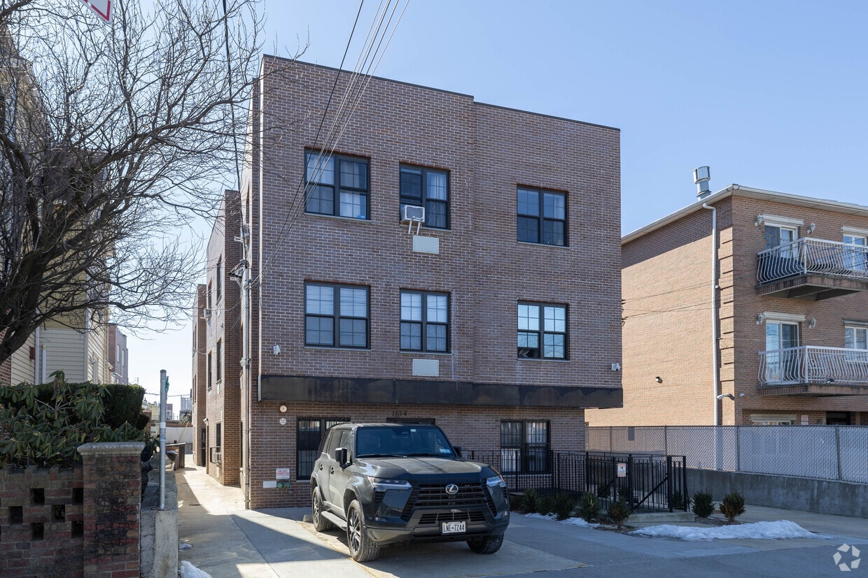 Primary Photo - 1654 84th St
