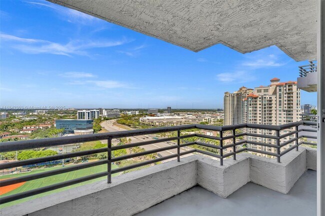 Foto del edificio - 3300 NE 191st St