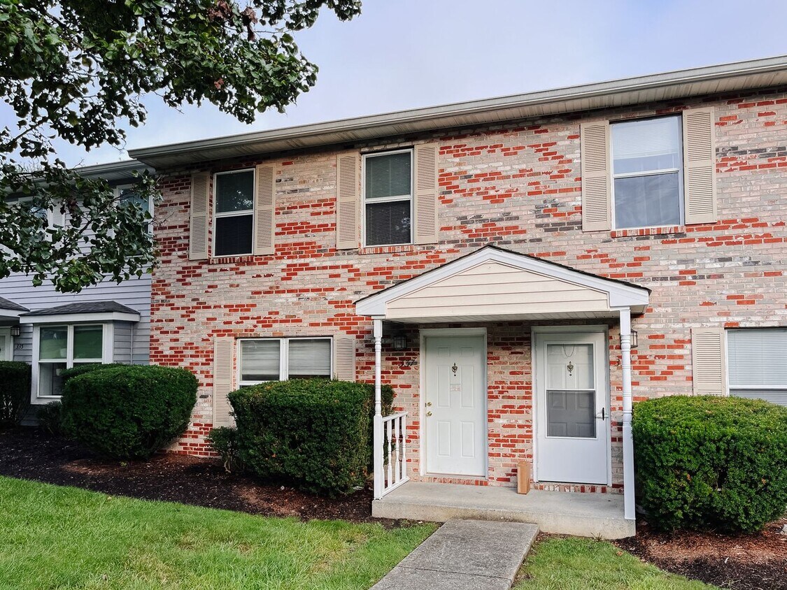 Building Photo - 4 Bedroom, 2 Bath Townhouse