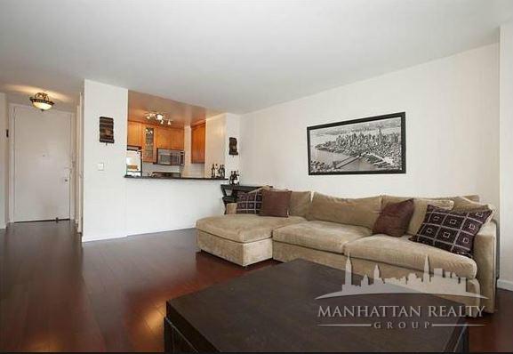 Building Photo - 145 E 72nd St