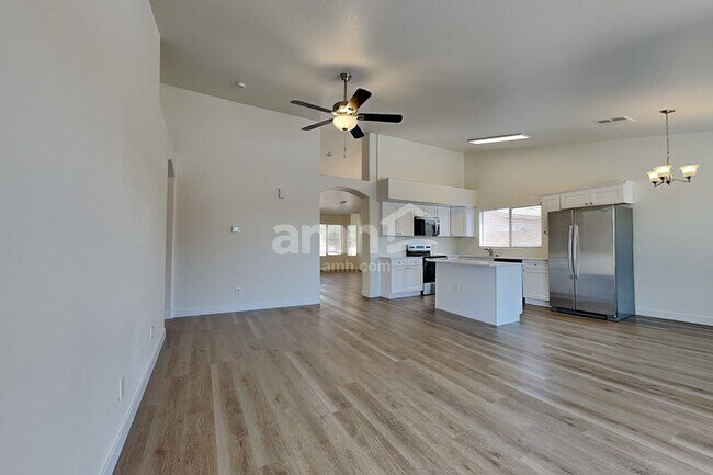 Foto del edificio - 7599 W Vermont Ave