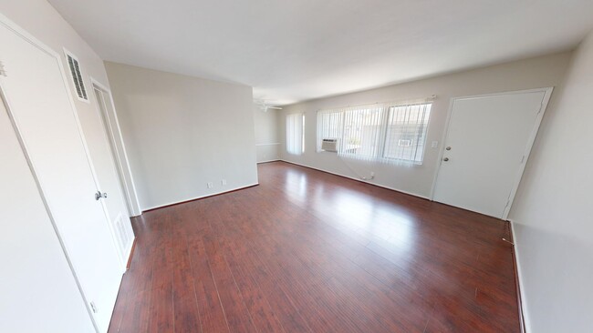 Foto del interior - 1042-1044 N Stanley Ave