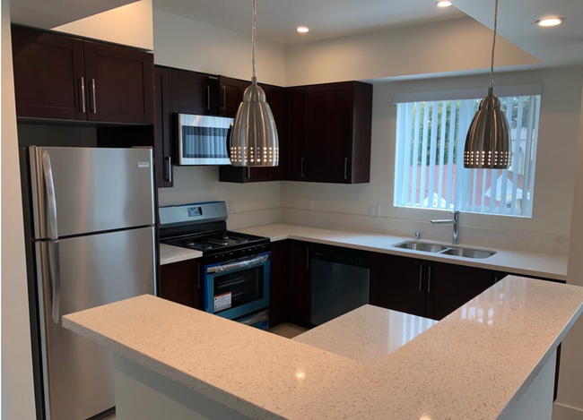 Foto principal - 14802 Delano St