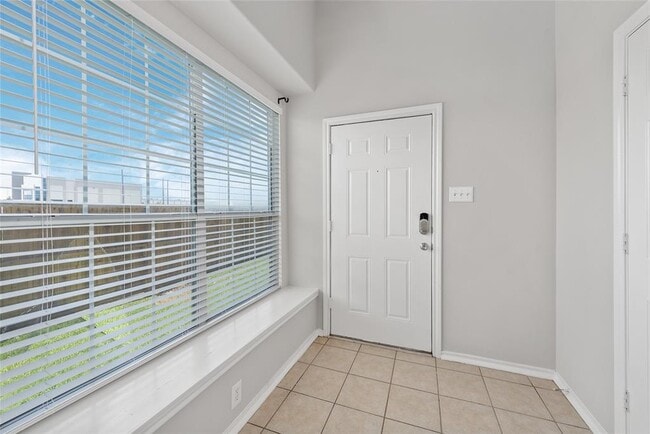 Building Photo - 14425 Rosehedge Ct