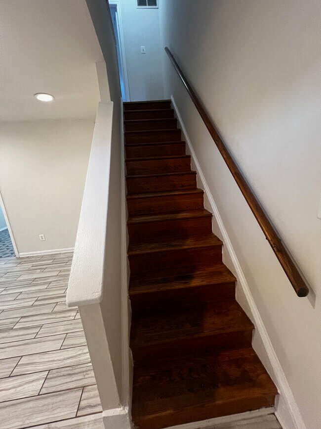Escaleras - 9262 Taney Rd