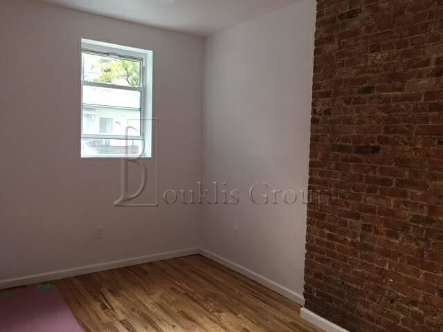 Building Photo - 2042 Steinway St