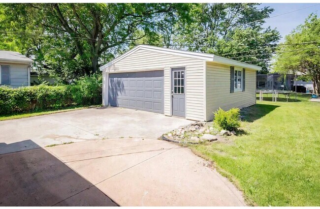 Foto del edificio - 2715 Farnsworth Dr