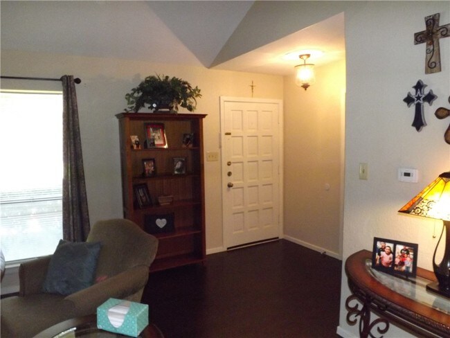 Building Photo - 10906 Pinehurst Dr