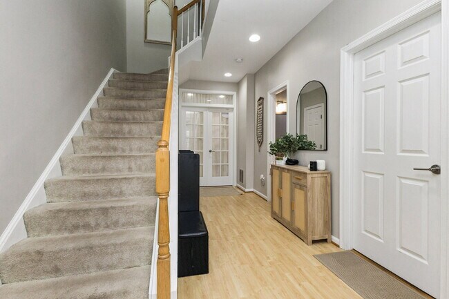 Building Photo - Nestled in the desirable Potomac Lakes com...