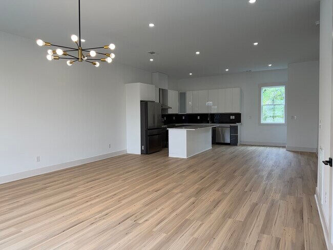 Building Photo - 105 Hart Ln