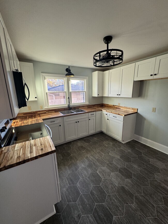 Foto del edificio - 221 Briggs Ave