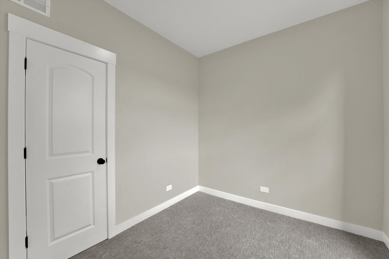 Primary Photo - 2338 N Harding Ave