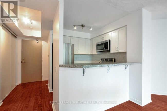 Building Photo - 942-942 Yonge St