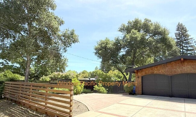 Building Photo - Cozy Home With Lots Of Upgrades ! Exquisit...