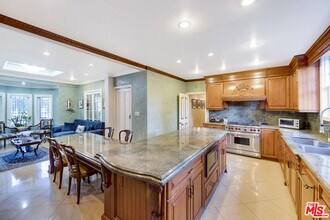 Building Photo - 805 N Bedford Dr