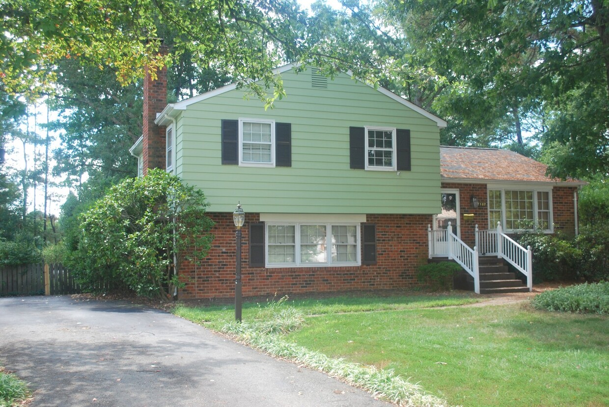 Foto principal - Charming Brick Tri-Level Home for Rent!