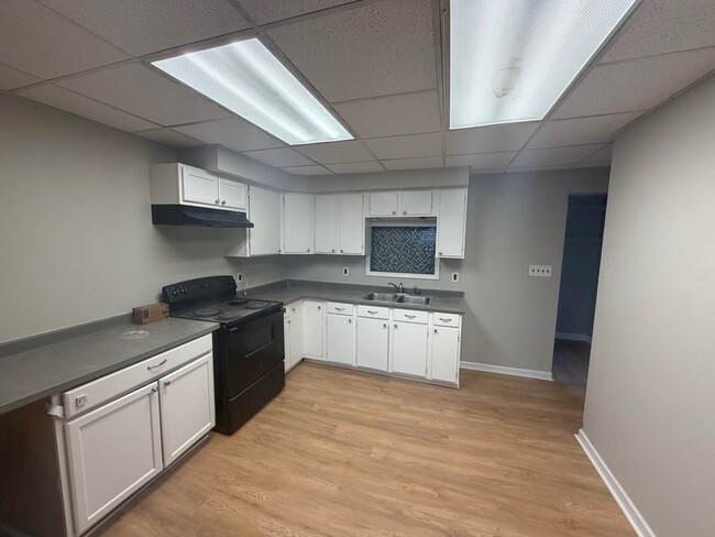 kitchen - 609 W Race St