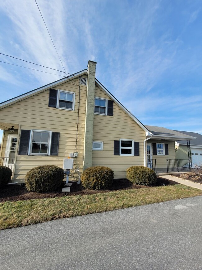 Building Photo - 4 Bedroom home in a rural setting