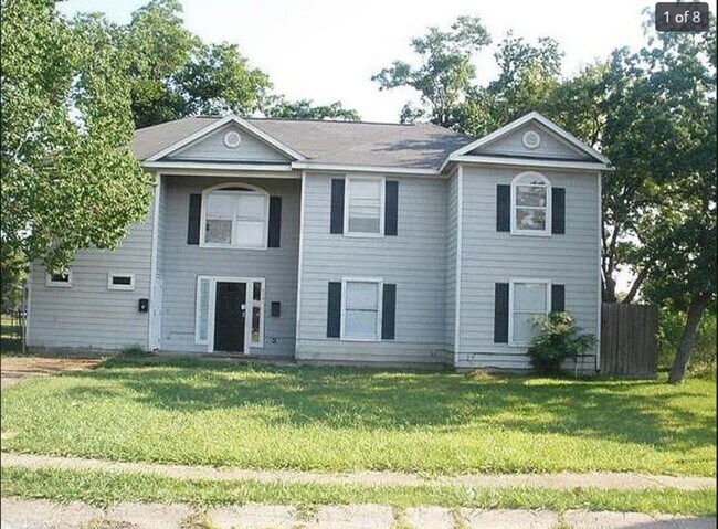Building Photo - 5627 Doulton