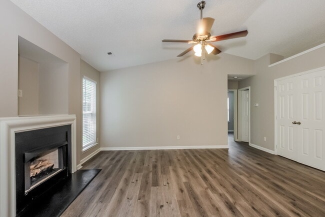 Foto del edificio - 5410 Starflower Dr