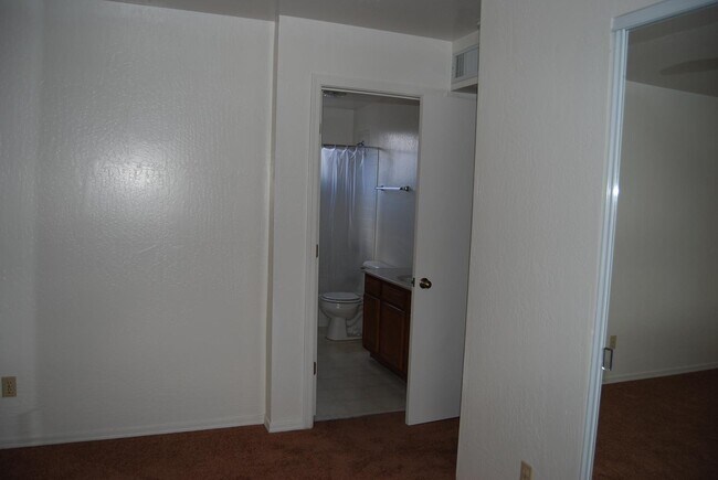 Building Photo - 538 Lincoln Ave