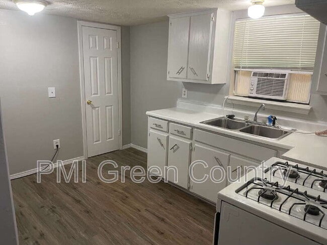 Building Photo - 405 S Maple St