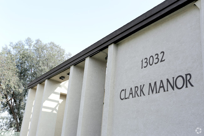 Clark Manor photo'