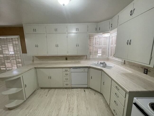 Building Photo - Stunning 3 Bedroom Home Located in the Med...