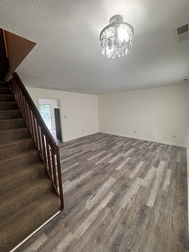 Foto del edificio - 542 Leesville Rd