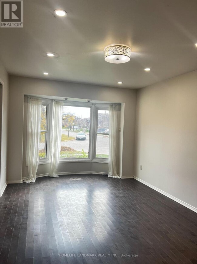 Building Photo - 585 Yorkminster Crescent