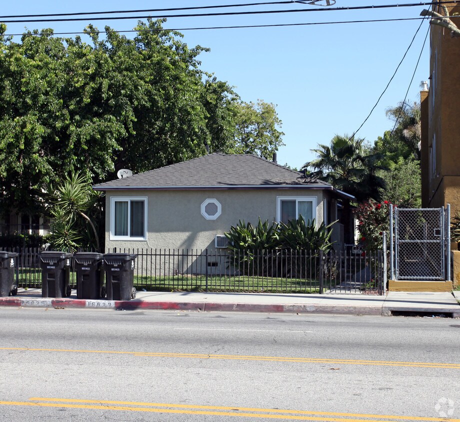 Building Photo - 16833 Vanowen St