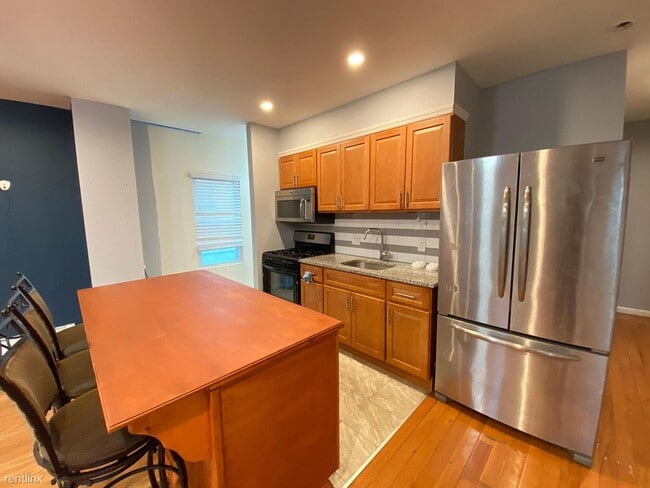 Building Photo - 3 br, 1.5 bath Duplex - 56 Bristol Ave