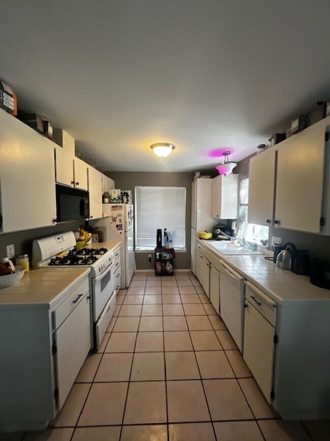 Building Photo - Single level home close to Mt View High School