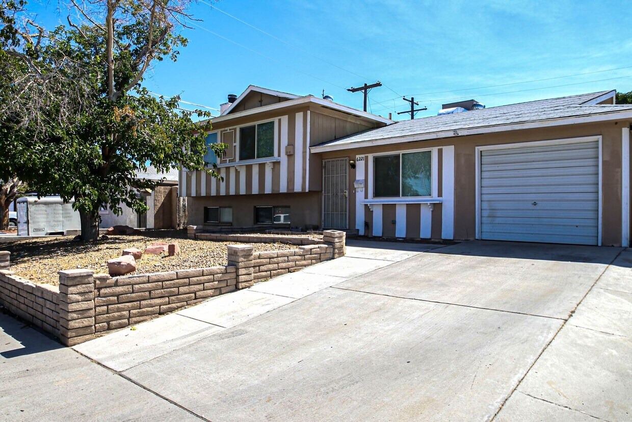 Foto principal - 6221 Fargo Ave
