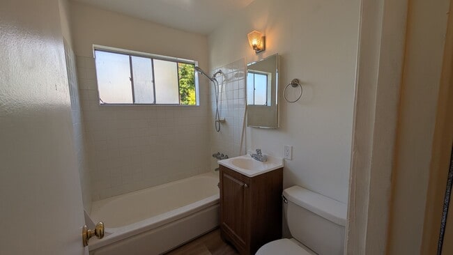 Building Photo - 2 bedroom 1 Bath, lower unit, located betw...